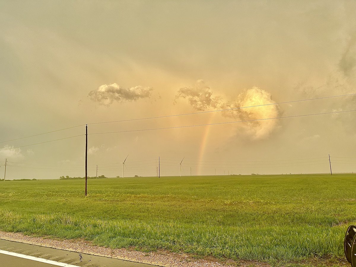 ChrisHallWx's tweet photo. Ending the day with a rainbow https://t.co/Hy0UrlHzkg