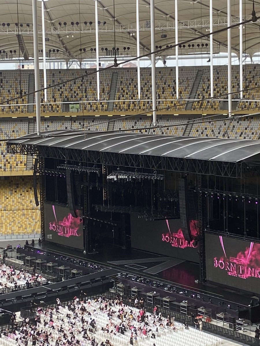 Just in case yang nak beli tiket for coldplay. Here some references. 

Stadium Bukit Jalil
#BORNPINKINKL 
Section 332 
Row L

Before zoom.                    After zoom (ip11)