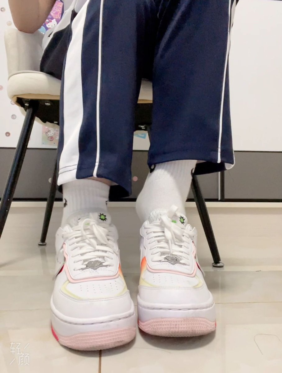 晚上要被祖宗玩睡都睡不醒 现在困的要死吧？看我把鞋脱一半让你们提提神，有胆量的可以现在找我玩让你立刻清醒！#报销奴 #榨金 #吐钱 #提款机 #贡奴 #舔脚 #男m #女性崇拜 #辱骂 #羞辱 #ATM奴 #无脑贡 #压榨奴 #吸金 #ATM打钱奴 https://t.co/oWmowppZy2
