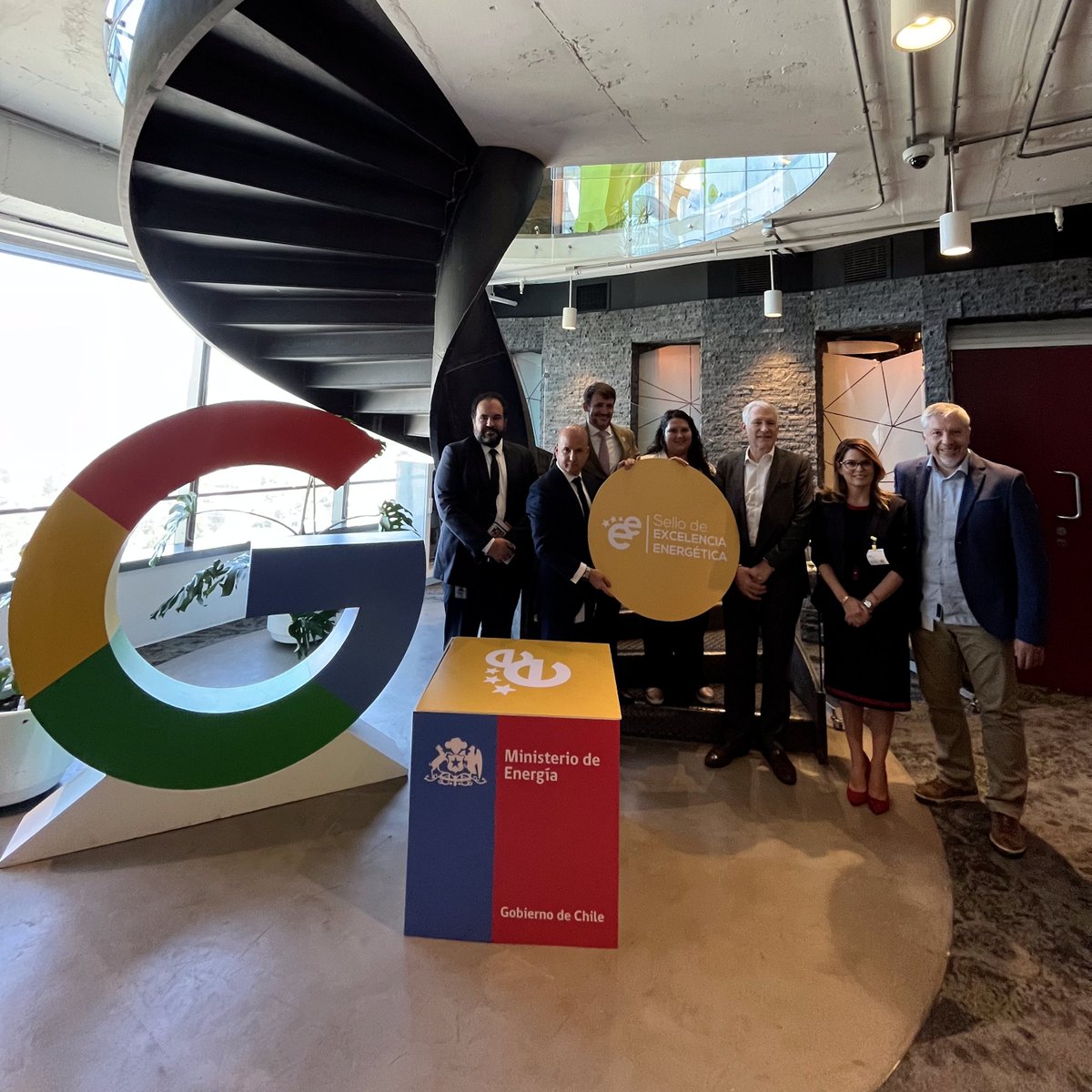 Agencia__SE's tweet photo. Hoy se realizó el lanzamiento del Sello de Excelencia Energética 2023 en las oficinas de @Google Chile.

Participaron el ministro @DiegoPardow, la directora ejecutiva de la AgenciaSE, @rosariquelmeh, y el director general de @GoogleChile y @GooglePeru, #EdgardoFrías.

#SelloEE https://t.co/uMrSRVv1pu