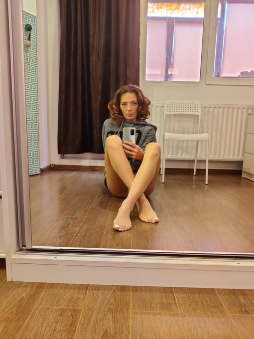 It's a chilly day outside, but my pantyhose are keeping me warm and stylish! Who says you can't look<a href="/tag/model"class="tags"><span>#model</span></a><a href="/tag/pantyhose"class="tags"><span>#pantyhose</span></a><a href="/tag/sexyfeet"class="tags"><span>#sexyfeet</span></a><a href="/tag/pantyhosefetish"class="tags"><span>#pantyhosefetish</span></a><a href="/tag/pantyhoselegs"class="tags"><span>#pantyhoselegs</span></a>