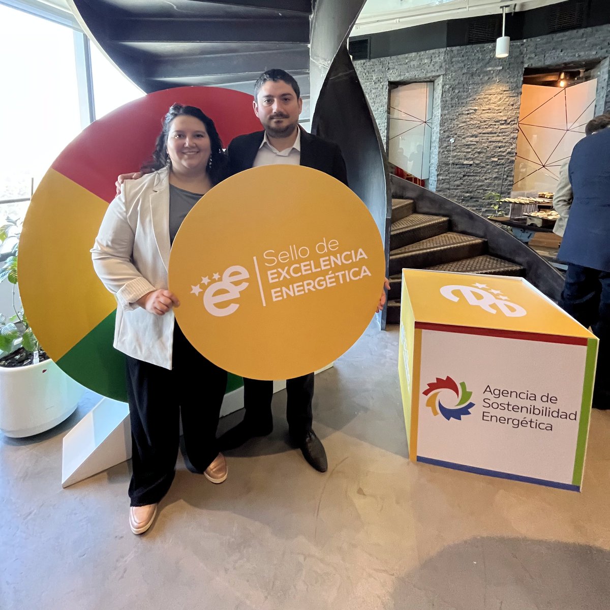 Agencia__SE's tweet photo. El #SelloEE es una iniciativa del @MinEnergia, implementada por la AgenciaSE, que busca identificar y premiar anualmente a organizaciones líderes que han logrado reducir sus costos energéticos y aumentar su competitividad y productividad.

Postula en https://t.co/zg48wH4wuD https://t.co/PAHTCyy2qP