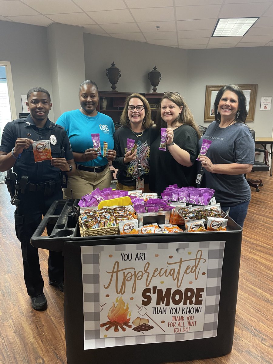 DCS_Overpark's tweet photo. Today’s treat cart was brought to us by the Conklin family and our amazing office staff! #TeamDCS #TeacherAppreciationWeek https://t.co/k4p4BrxwxU