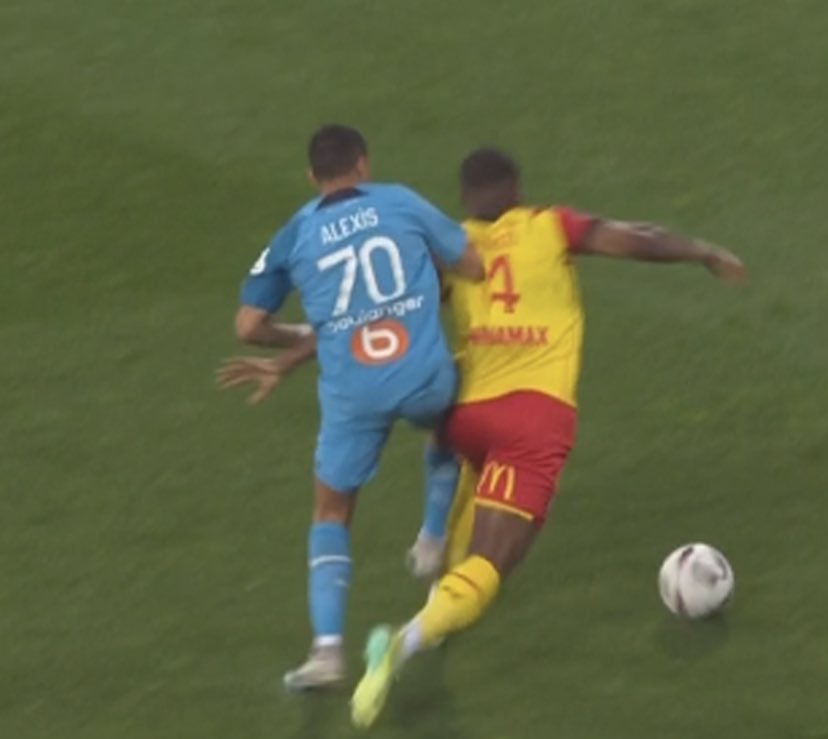 R3DCHOU's tweet photo. @OM_Inside Sans raison? 
Tout en partageant une capture où on voit qu’Alexis prend le bras de Danso, lui met un coup de coude dans le dos, un autre au niveau de sa jambe gauche avec son pied droit, mais genre là, ça joue? Y’a rien? 😂 https://t.co/gMjd5YeNF3