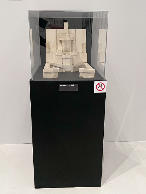 #庵野秀明展 青森展 みどころ⑥
『新世紀エヴァンゲリオン』TVシリーズと『新世紀エヴァンゲリオン劇場版』ゾーンは、中央にエヴァンゲリオン初号機の大型パネルが鎮座。ネルフ本部発令所のレイアウト検討に使用したミニチュアも展示中。
#青森県立美術館