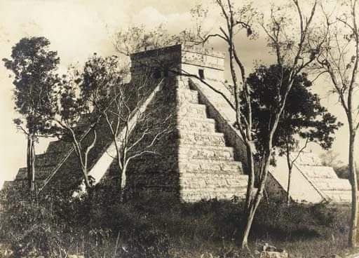 🌳🌳🌳El Castillo de Kukulcán, Chichén Itzá en el año 1932. 🌳🌳🌳

#visitmexico
#visityucatan
#Yucatán

Foto: Laura Gilpin