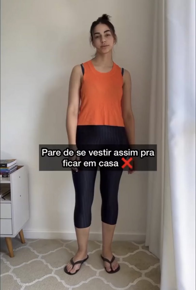 poptime's tweet image. 🚨 VEJA: Influenciadora mostra “o jeito certo de se vestir em casa” e gera confusão na internet. 🤔