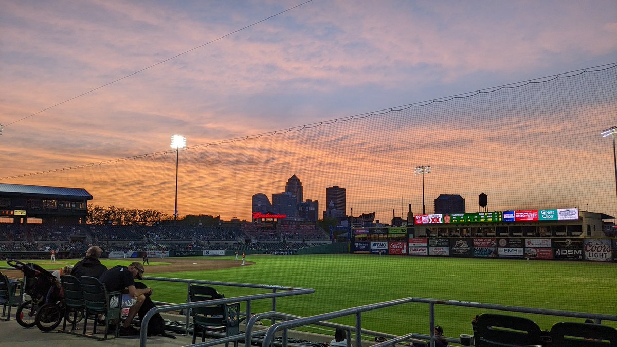 MLB_BaseballSky's tweet photo. RT @iamthemrslamb: Tuesday #baseballsky https://t.co/6VR3pjld3Z