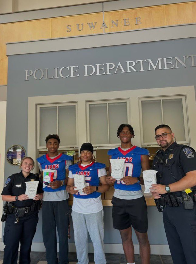 PTRFootball's tweet photo. Thank you @DoADoubleGood for partnering with us in honoring our local police and fire departments! Lots of popcorn going to our first responders. #FindAWay #RidgeCommunity @PrincipalRidge @PRidge_AD @GDPsports @CityofSuwanee @Gwinnetttdclub @GlazierClinics https://t.co/V2wnlZLSN5