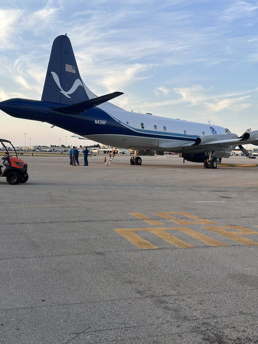 jillpreite_wx's tweet photo. Not too often you get to see @NOAA_HurrHunter at your local airport! @NOAA https://t.co/6simsoQDns