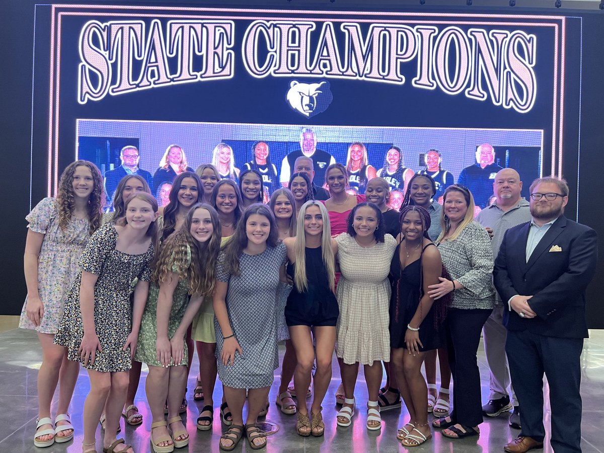 reuter_jason's tweet photo. Great banquet! Blessed to be a part of Bradley Bearette Basketball! https://t.co/NxWWjTuO1z