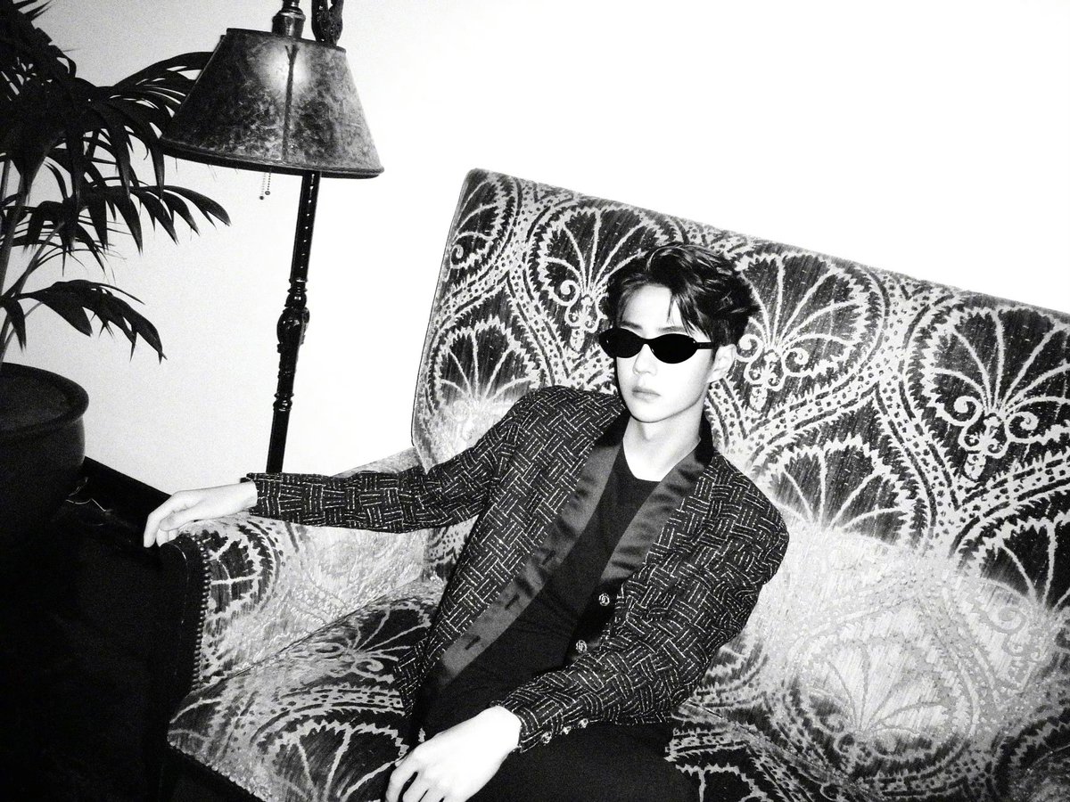 WangyiboOversea's tweet photo. #VOGUE独家
#王一博 身着 #CHANEL 2023秋冬预告系列斜纹软呢外套，佩戴太阳眼镜，出发CHANEL 2023/24早春度假系列发布会。洛杉矶是美国娱乐文化和先锋艺术的摇篮，也是一座包罗万象的创意乐园，期待他与香奈儿在这里碰撞出更多的创意火花。 ��​​https://t.co/gup1XkAc1f

#WangYibo #CHANELCruise https://t.co/wLkp77ybqT
