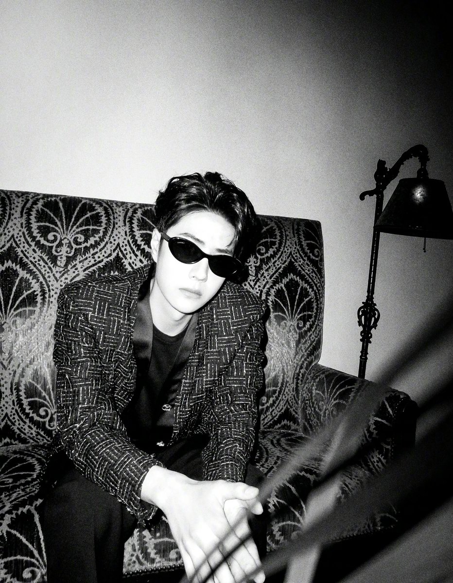 WangyiboOversea's tweet photo. #VOGUE独家
#王一博 身着 #CHANEL 2023秋冬预告系列斜纹软呢外套，佩戴太阳眼镜，出发CHANEL 2023/24早春度假系列发布会。洛杉矶是美国娱乐文化和先锋艺术的摇篮，也是一座包罗万象的创意乐园，期待他与香奈儿在这里碰撞出更多的创意火花。 ��​​https://t.co/gup1XkAc1f

#WangYibo #CHANELCruise https://t.co/wLkp77ybqT