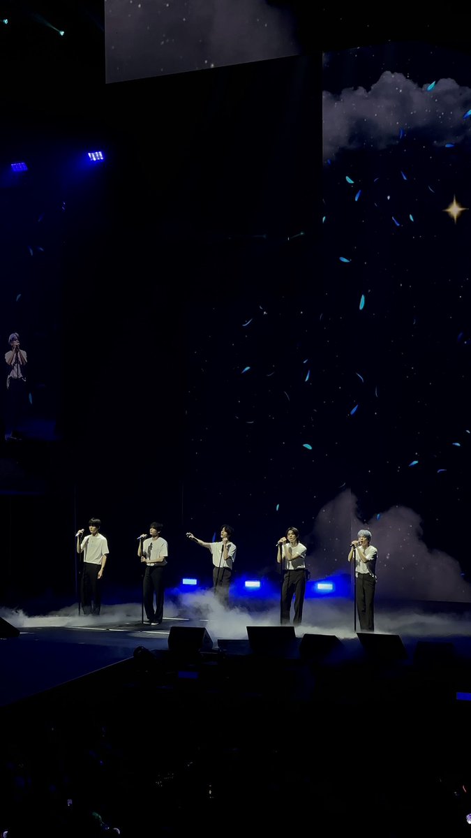 egosparadise's tweet image. FLOWERS FLOWERS #bluespring #TXT_ASM_TOUR_in_NEWYORK #TOMORROW_X_TOGEHTER