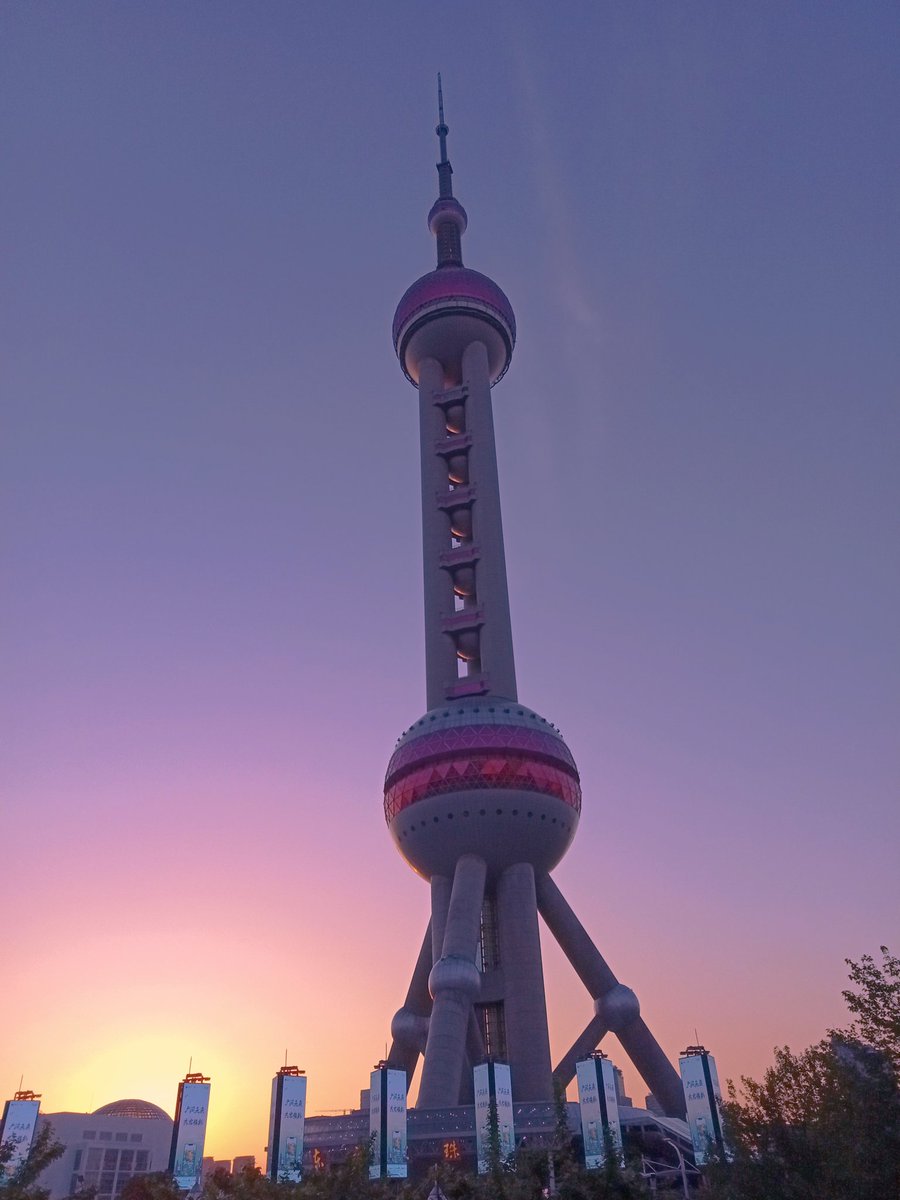 Riddle1000's tweet photo. Pearl Tower, Shanghai. Looking like a space ship but beautiful in the sunset #pearltower #shanghai #china #beautiful #sunset #cityscapes #glow https://t.co/Di2n12H9pj