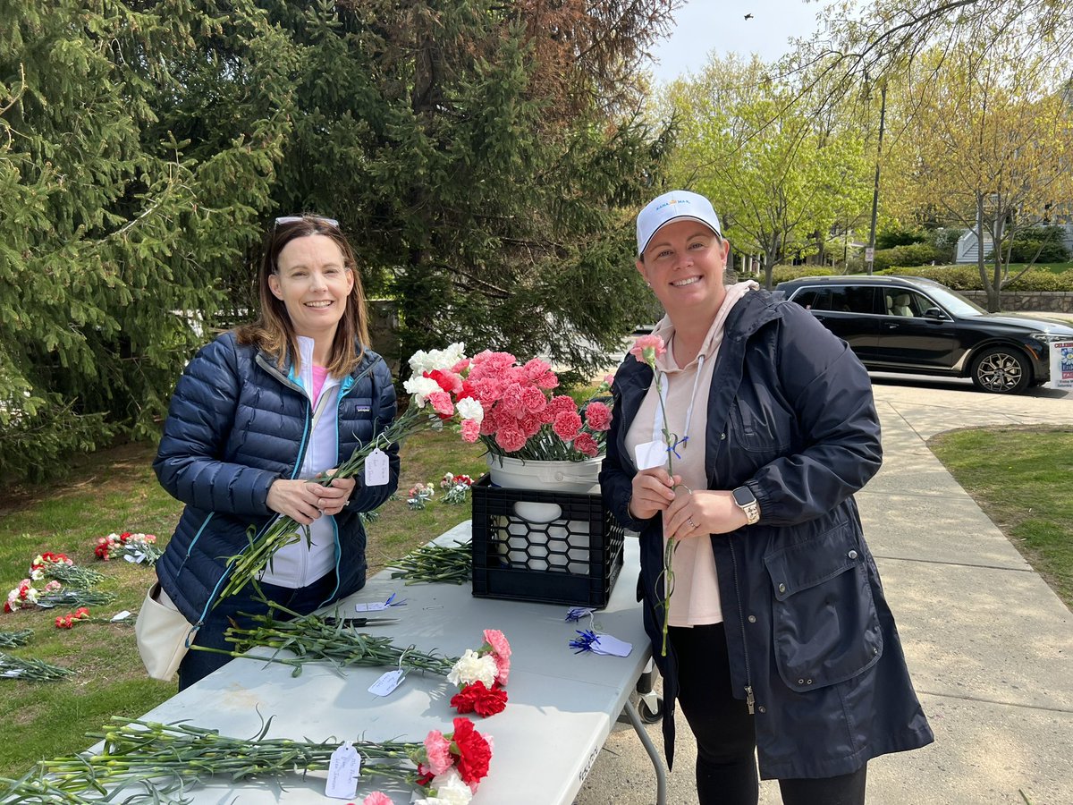 Thank you to the LSPA for organizing the flower sale!
Lincoln teachers feel the love ❤️🌸🌼🌺🌷
<a href="/LincolnSchool5/">Lincoln School</a> 
<a href="/WPSedu/">Winchester Public Schools</a> 
#LSPA
#TeacherAppreciation