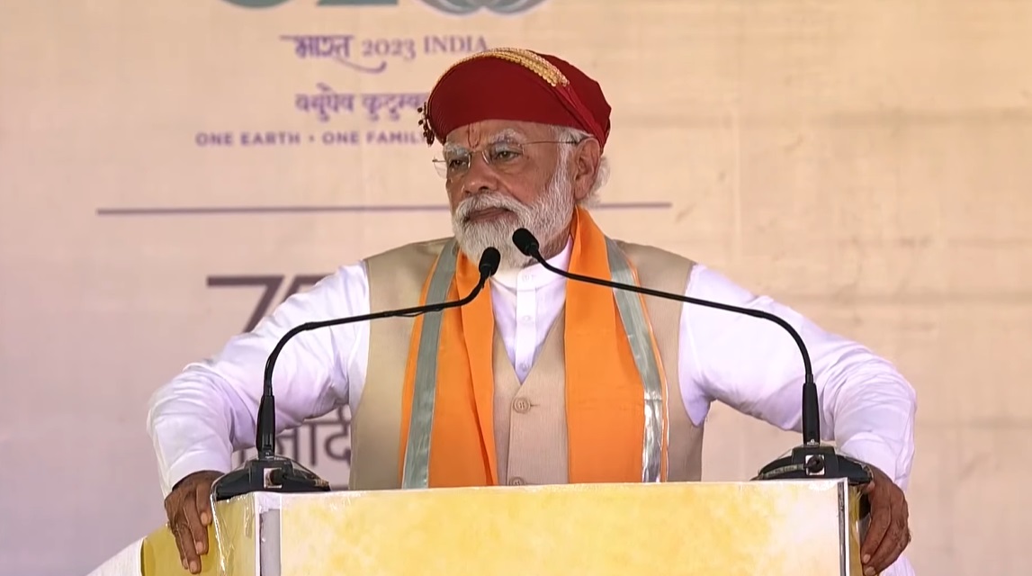 भारत सरकार राज्य के विकास से, देश के विकास के मंत्र पर विश्वास करती है। 

राजस्थान, देश के सबसे बड़े राज्यों में से एक है, राजस्थान भारत के शौर्य, भारत की धरोहर, भारत की संस्कृति का वाहक है। 

राजस्थान जितना विकसित होगा, भारत के विकास को उतनी ही गति मिलेगी।

- पीएम <a href="/narendramodi/">Narendra Modi</a>