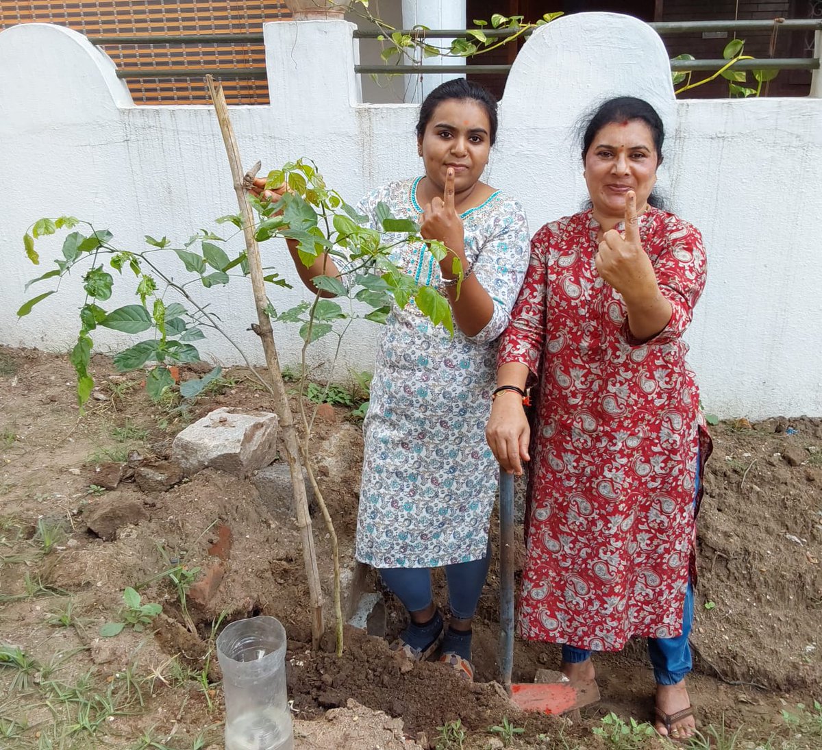 prajna_gr's tweet image. A first-time voter and her mother from #Kushalnagar cast their vote and later planted a sapling to remember the day. #KarnatakaPollsWithTNIE @XpressBengaluru