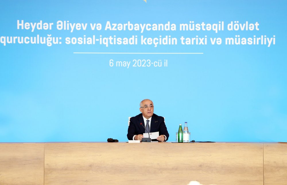 ssproduction_az's tweet photo. 🇦🇿 Nazirlər Kabinetinin təşkilatçılığı ilə keçirilən Ulu Öndər Heydər Əliyevin anadan olmasının 100 illiyinə həsr edilmiş "Heydər Əliyev və Azərbaycanda müstəqil dövlət quruculuğu: sosial-iqtisadi keçidin tarixi və müasirliyi” tədbiri
Ümümmilli lideri ehtiramla yad edirik. https://t.co/YTsi52YtwW