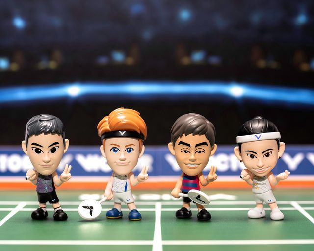 𝙏𝙚𝙖𝙢 𝙑𝙄𝘾𝙏𝙊𝙍 𝙋𝙡𝙖𝙮𝙚𝙧 𝙁𝙞𝙜𝙪𝙧𝙚𝙨 👀

Inspired by the players' images and outfits, each limited set contains 4 figures: #LeeZiiJia, #AndersAntonsen, #HendraSetiawan, and #TaiTzuYing.