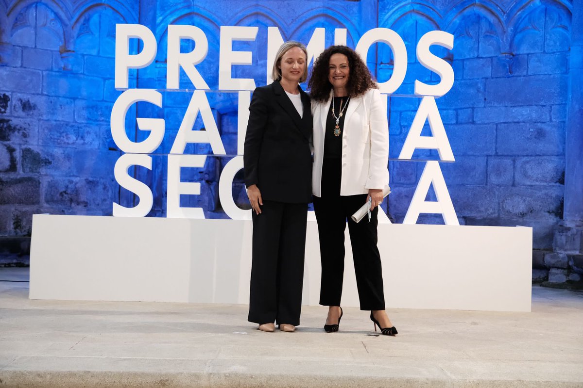 AXASegurosEs's tweet photo. Olga Sánchez recibió ayer el Premio Galicia Segura a la Dirección 2023, otorgado por la @FundacionInade en reconocimiento del valor profesional del sector asegurador y la gerencia de riesgos. https://t.co/eBZiWTqi5b