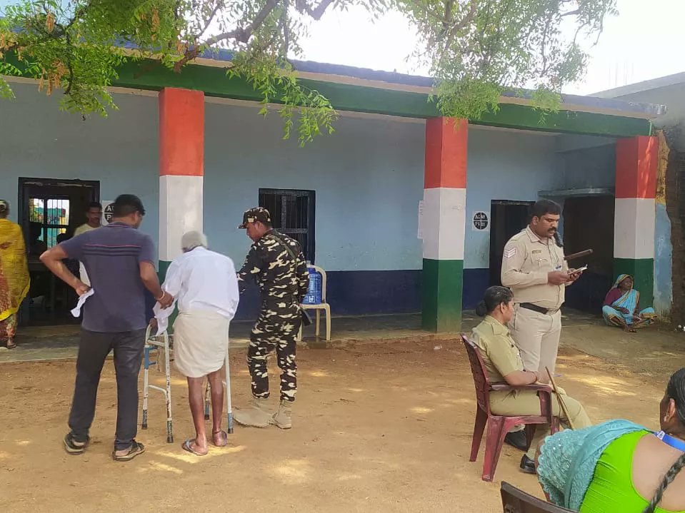 #UpholdingDemocracy #EveryVoteMatters
Today, our #MizoramPolice SAP personnel deployed on duty at polling centres and walking extra mile to assist senior citzens and women in casting their votes, during polling in #KarnatakaElections2023. Three (3) Coys of our #MizoramPolice