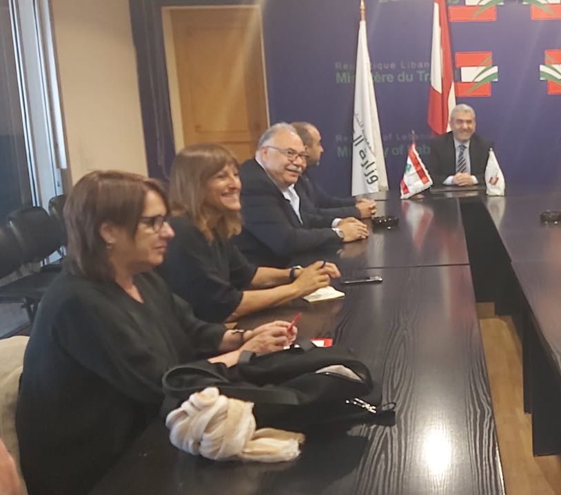 CrisFaciaben's tweet photo. Honor convivir unos días con @fenasolebanon sindicato d clase, independiente y autónomo q desGobierno #Libano no reconoce
Incansable su lucha x #DDLL y #DDHH en un país devastado social, económica y políticamente con millones de personas refugiadas y trabajo forzoso y kafala ✊🏽 https://t.co/VsWriNtNGb