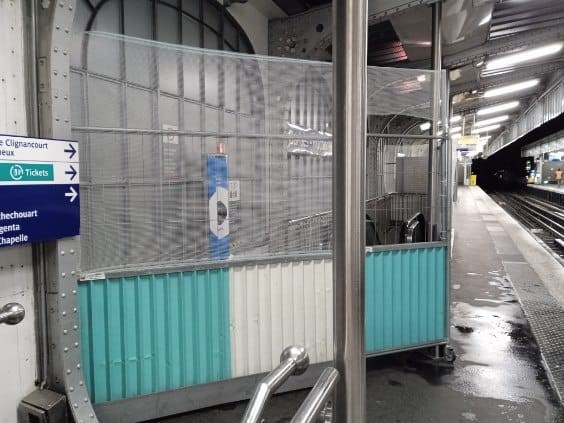 caupamat's tweet photo. Bravo à nos équipes pour cette installation cette nuit de palissades avec feuillards à #Paris. Cette installation démontre l'engagement de #Caupamat envers la sécurité dans ttes ses réalisations. #InstallationDePalissades #Feuillards #SécuritéSurLeChantier #metro https://t.co/yaAExPpFDL