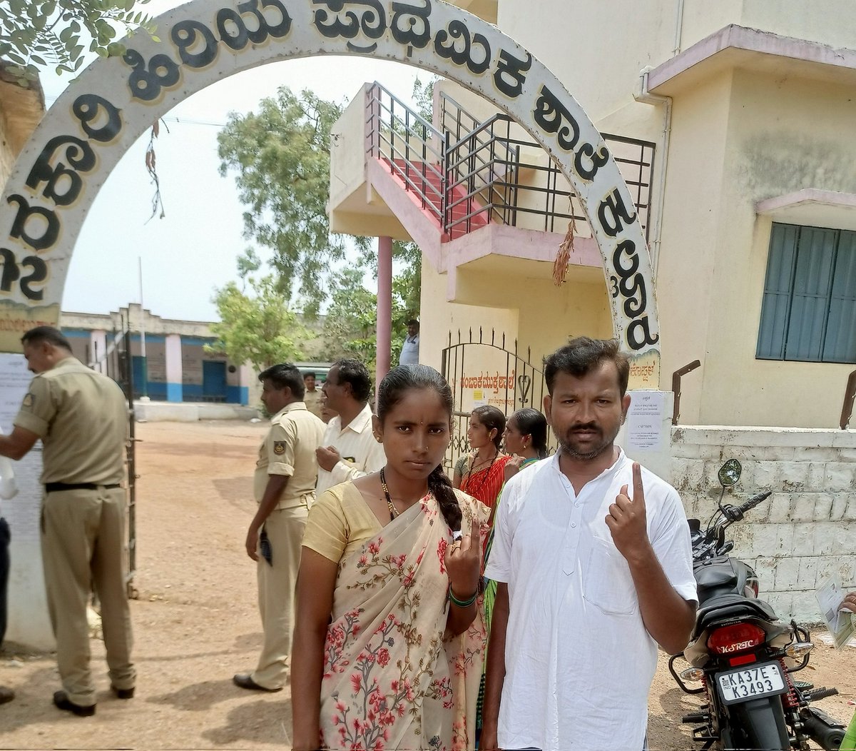 shettarsharanu1's tweet photo. ಪ್ರತಿ ಬಾರಿಯಂತೆ ಈ ಬಾರಿಯೂ ಮತ ಚಲಾಯಿಸಿದೆ ಈ ಬಾರಿ - ಕೋಮುವಾದಿಗಳ ವಿರುದ್ದ ಮತ್ತು 60 ವರ್ಷಗಳ ಕಾಲ ಆಡಳಿತ ನಡೆಸಿದವರು ಮೂಲ ಭೂತ ಸೌಕರ್ಯಗಳನ್ನು ತನ್ನ ಪ್ರಣಾಳಿಕೆಗಳಲ್ಲಿ ಹೇಳಿ  ಜಂಭ ಕೊಚ್ಚಿತ್ತಿರುವವರ ವಿರುದ್ದ,
ಸ್ವಂತ ಬುದ್ದಿ ಇಲ್ಲದೆ ಇನ್ನೋಬ್ಬರ ಪ್ರಣಾಳಿಕೆಗಳನ್ನ ನಕಲಿ ಮಾಡುವವರ ವಿರುದ್ಧ.
@aywkoppal @ArvindKejriwal https://t.co/1WziFTBcdk