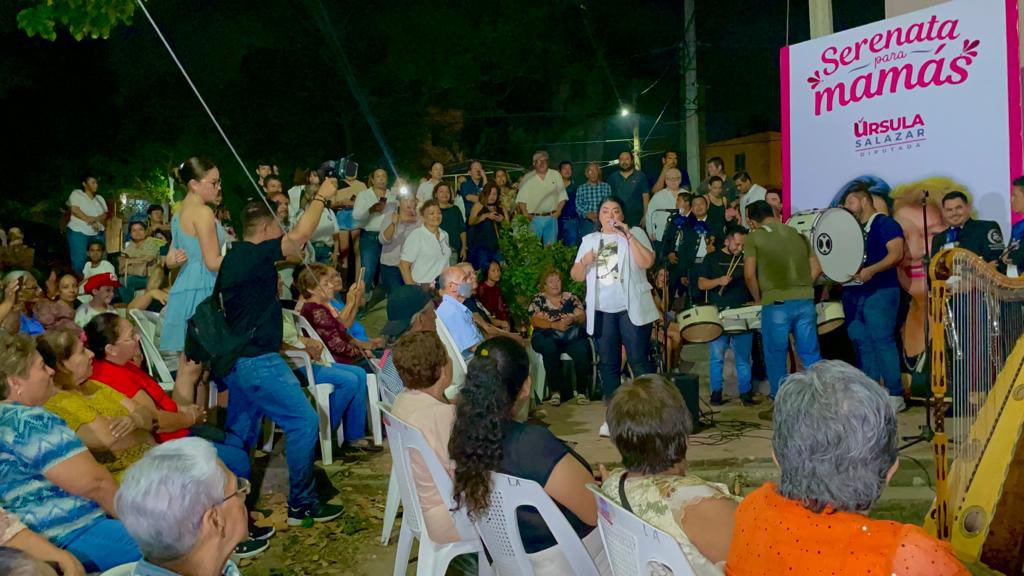 RedTampico's tweet photo. 🔴 Ofrece Ursula Salazar Mojica serena a las Mamás de Tampico.

En un ambiente de júbilo y cariño , la Diputada Local por Tampico y Presidenta del Congreso de Tamaulipas Ursula Patricia Salazar Mojica celebró el día de la madre , en Col. Infonavit  , con una serenata del Mariachi “Siete Mares”.

La legisladora Local Salazar Mojica recordó la clásica serenata que cada diez de Mayo le llevaban a su finada Mamá Ursula Mojica Obrador  y destacó que en esta ocasión se las ofrecía a las mamás de Tampico.

El mariachi “Siete Mares” arrancó con las clásicas mañanitas , siguiendo la velada musical en honor de las mamás con canciones como hermoso cariño , mujeres divinas y el clásico Navegante ,en donde aprovecho para también cantarle una canción a las mamás.

En el evento especial que organizó la Diputada Local Ursula Patricia Salazar Mojica  aprovechó la ocasión para entregarle presentes entre ellos pasteles y arreglos florales en esta ocasión tan especial como es el Día de la Madre.

#Tampico #Tamaulipas @CongresoTams
