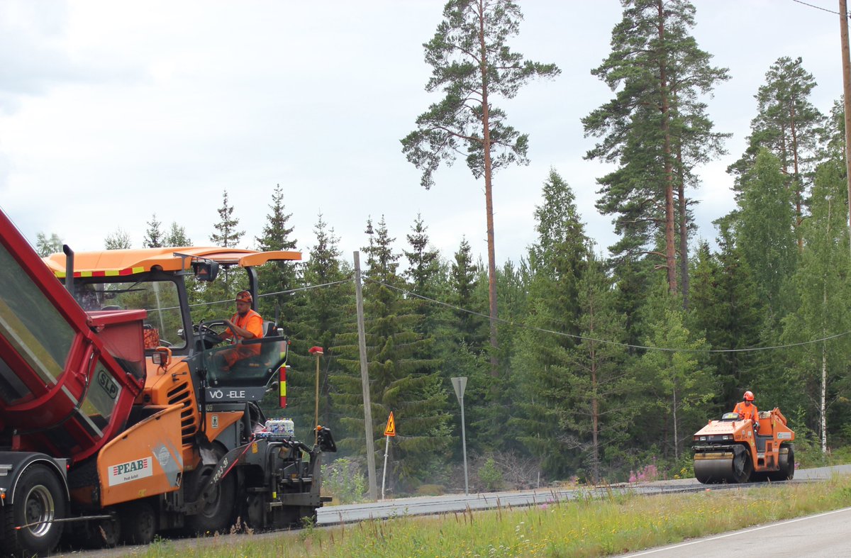 Viime vuonna kävely- ja pyöräilyväyliä päällystettiin Uudenmaan Elyn toimesta yhteensä noin 40 kilometriä. Kuvan päällystystöistä Loviisassa on ottanut Terhi Ranki.  #ELYpyöräilee #pyöräilyviikko