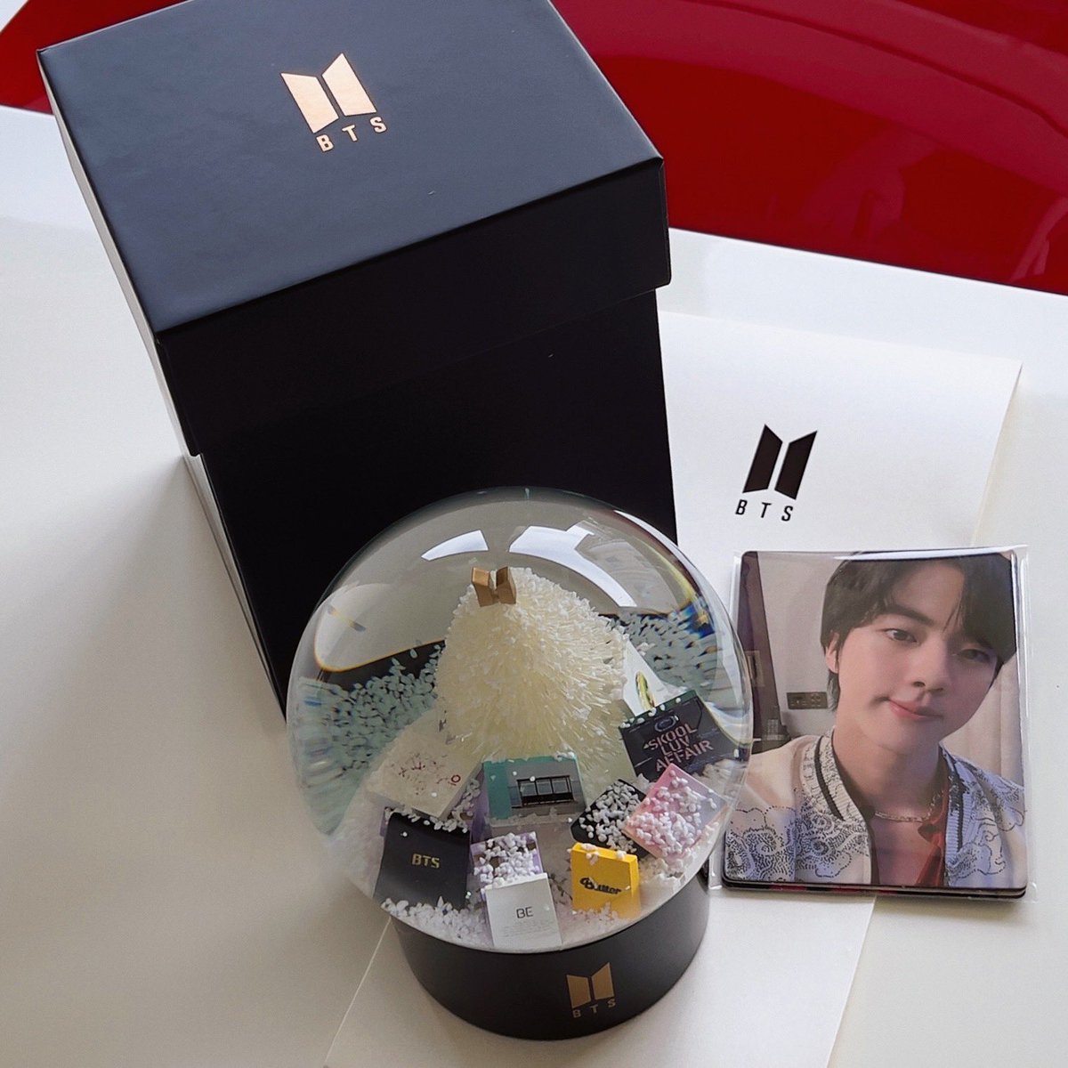 shfly3424_0824's tweet photo. スノードームかわええ
こいつぁ仕舞い込まず飾ろう
#MERCHBOX10
#MERCH_BOX_10
#BTS
@BTS_twt https://t.co/ZvmD2CGExK