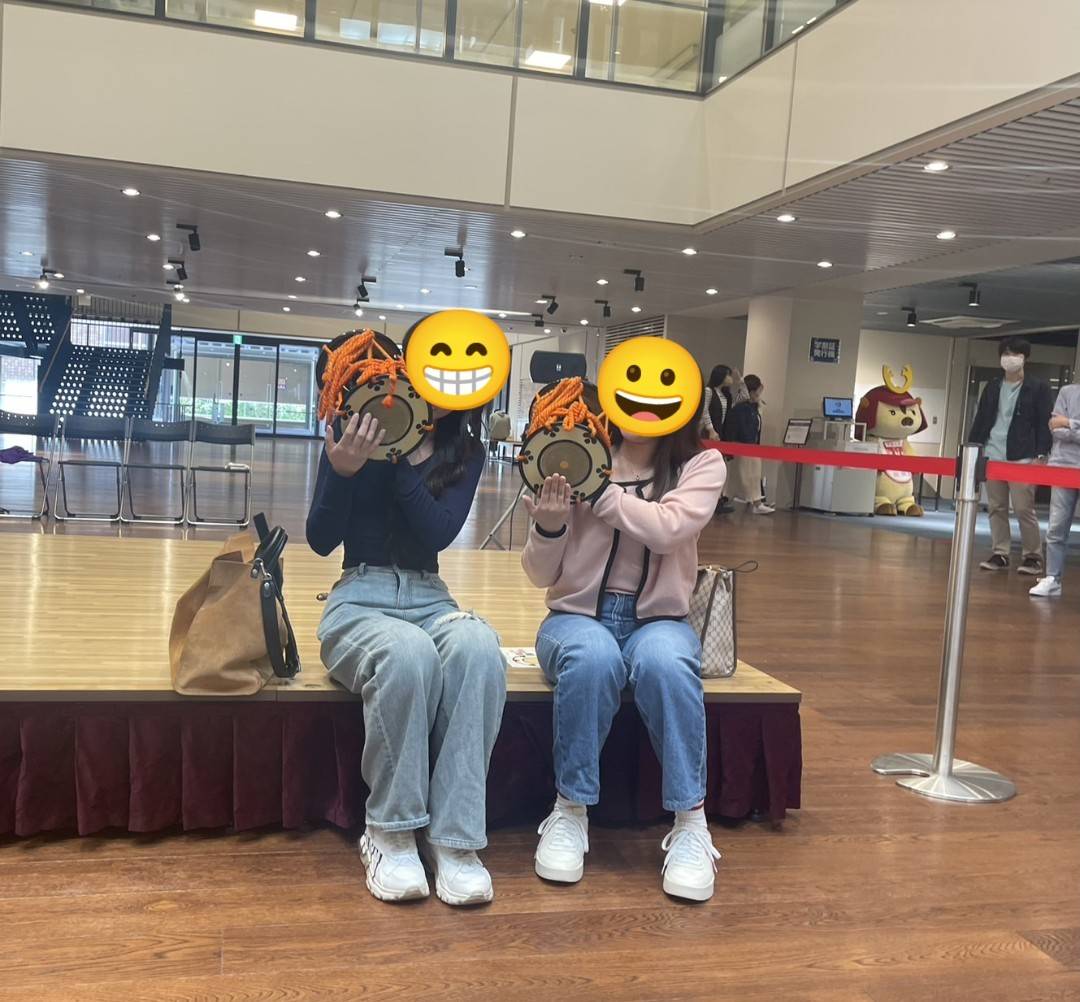 kosonkai's tweet photo. 【人間国宝大倉源次郎先生　大西礼久先生　能楽研究部新歓企画にお目見え】
「部員不足で休部の危機」とご報告しておりました能楽研究部の新歓企画に、能楽小鼓方大倉流十六世宗家の大倉源次郎先生（S56年卒）と観世流シテ方の大西礼久先生が駆け付けてくださいました。
詳細
https://t.co/328CdUWHyO https://t.co/95Ud9FyCM4