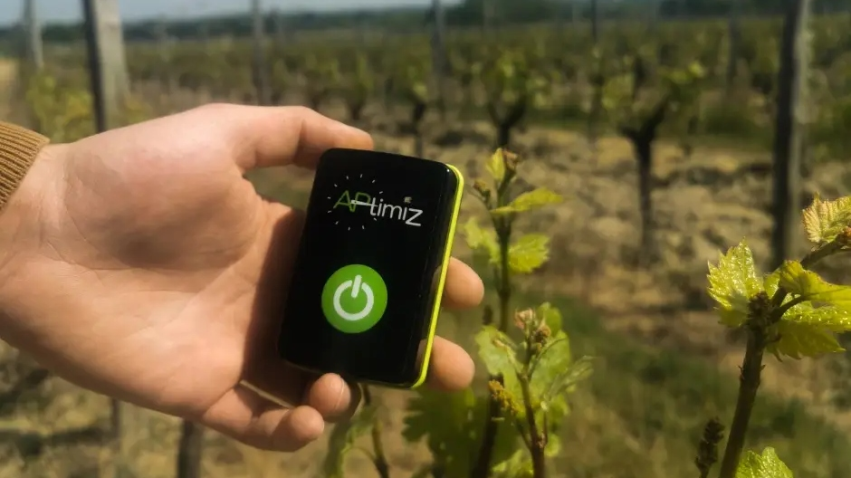 agence_api's tweet photo. [#FilAPI] @aptimiz réunit 3 M€ autour de sa solution destinée aux exploitations #agricoles : la startup angevine collecte les données sur les tâches menées sur l'exploitation via une application pour les piétons et des capteurs pour le matériel.
➡️ https://t.co/ys6AqS1hRA https://t.co/JDNh5QGLC1