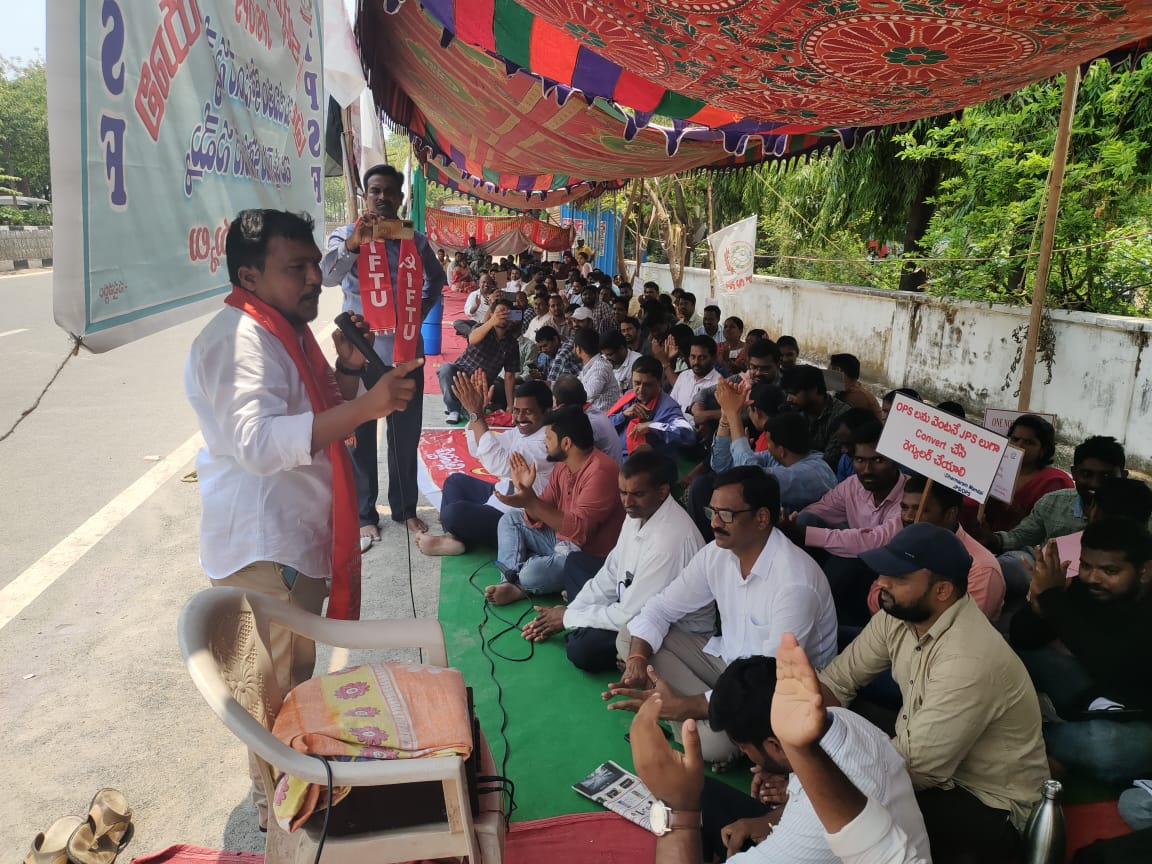 PeddapalliJPS's tweet photo. 13th day Protest CPI(ML) Addresseed the issues of JPS #Jps_Ops_regulirisation #JPSRegularisation #Justice4JPS JPS క్రమబద్దీకరణ -- తెలంగాణ గ్రామ సుపరిపాలన....

జూనియర్ పంచాయతీ కార్యదర్శి క్రమబద్దీకరణ -- తెలంగాణ గ్రామనవీకరణ..

Regularise JPS https://t.co/QFllgAdWBl