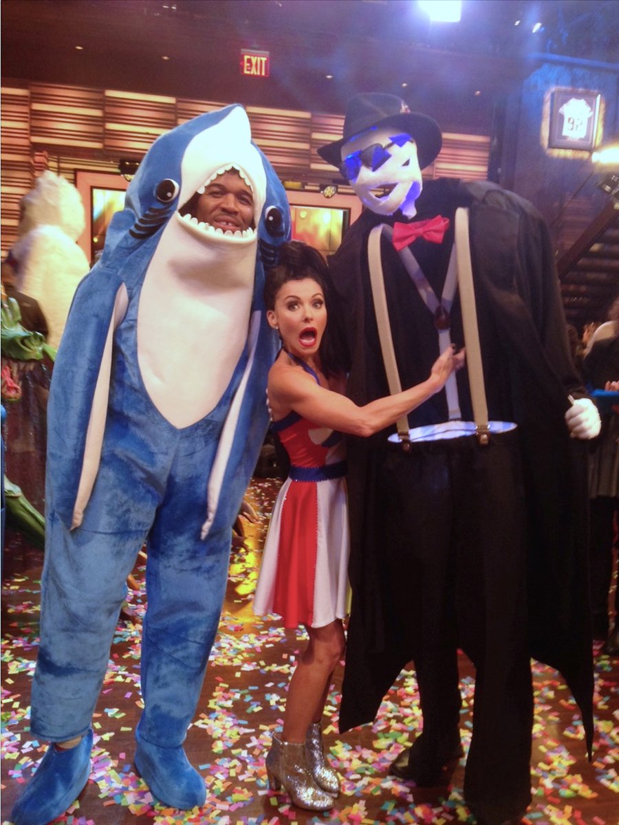 invisible1man's tweet photo. Kelly finally found the Invisible Man. And Michael wanted out of his Shark Suit. https://t.co/ovXBOdQUNs