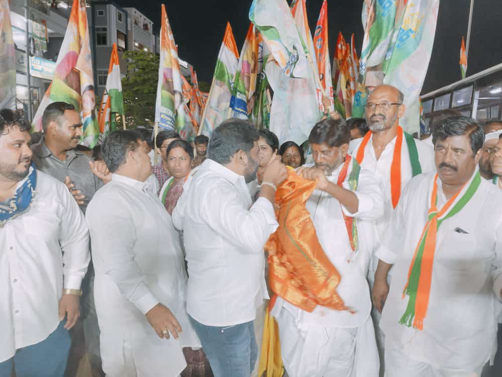 IYCTelangana's tweet photo. TPYC vice president Prabhakar mudhiraj participated in People's March Padayatra led by CLP Leader Bhatti Vikramarka Garu. At Nadargul Badangpet Muncipality Maheshwaram Assembly  Ranga Reddy District.

-@BhattiCLP https://t.co/3sCa8OCKUE