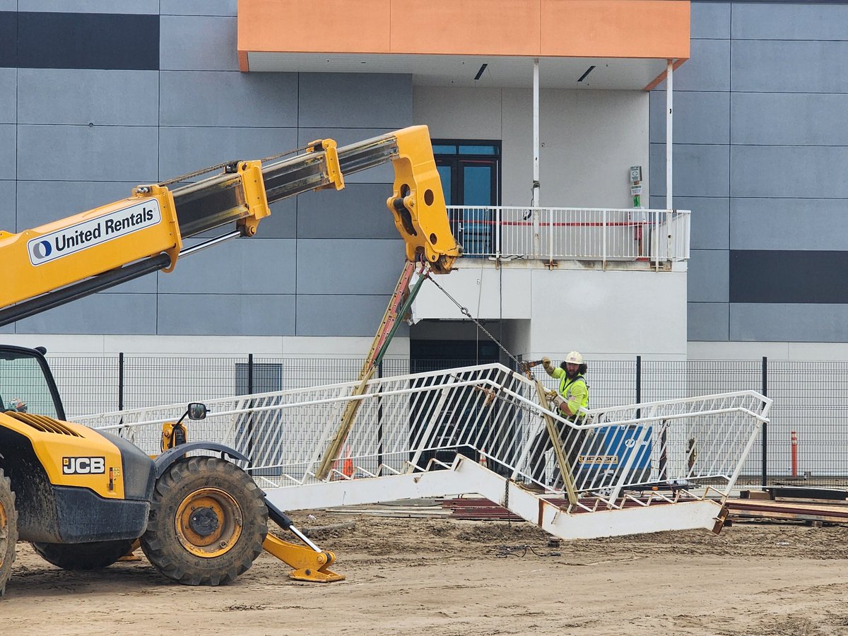 JacketPrincipal's tweet photo. Progress at The Del Sol HS continues to be more impressive by the hour! In a little over 100 days, our Jaguars will settle into their new home to pursue ambitious educational endeavors. @OxnardUnion @drtommccoy @terristerrleon #TheJewelOnCaminoDelSol #WeAreOxnardUnion https://t.co/3oY4oz85bM