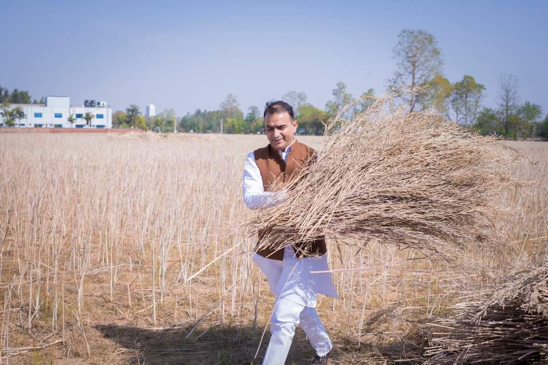 AjitSKofficial's tweet photo. खेतो का कण-कण हैं जिसकी जान, है वो हमारे किसान!

सारे हरियाणा आले किसान भाइयों और बहनों को राम राम 🙏 https://t.co/J9gDgrXCpy