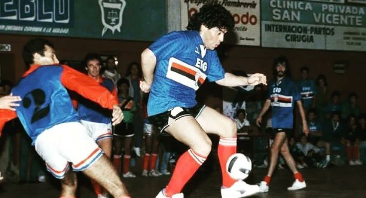🗓️Año 1991
 
¿Reconoces al protagonista de la fotos?  🤔

📌 Efectivamente, es Diego Armando Maradona jugando a fútbol sala. 

Esta es la historia de su 'no fichaje' por ElPozo. 👇