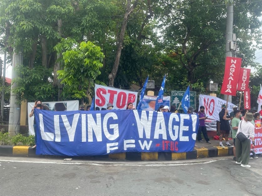 youngworkersph's tweet photo. WE DESERVE HIGHER WAGES AND A LABOR RIGHTS CURRICULUM – NOT MROTC!

YWP, @SparkKabataan, and APTU rally at Senate vs. MROTC, inflation &amp; low wages.

Read full statement here:
https://t.co/kgvJnTSSV9

#SahodItaasPresyoIbaba
#NoToMandatoryROTC 
#JunkEDCA
#LaborRightsCurriculumNow https://t.co/zx1VNlJgLx