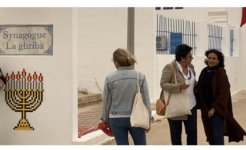 levymozzi's tweet photo. Plus que jamais notre projet de vivre ensemble et de paix prend malheureusement du sens après cet attentat ignoble . En marge de la #ghriba nous présentons   a #djerba notre projet @mosaiques plurielles.  porté par ⁦⁦@assoi2m⁩ . @marseille @tunisie  ⁦@afpfr⁩ https://t.co/FPEa79JY6C