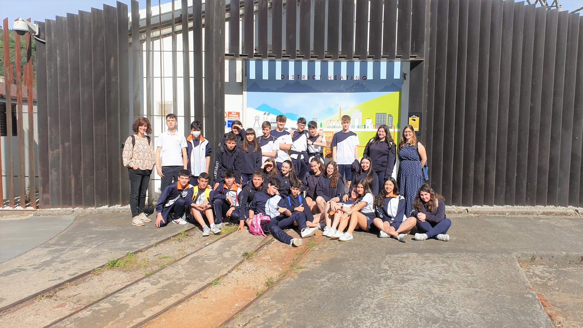 CatedraHunosa's tweet photo. 👉Así de entusiasmados estaban en el Aula de la #Geotermia los alumnos de 2º y 3º ESO del Colegio Claretianas Laviana el pasado viernes, descubriendo todos los secretos de las Energías Renovables y de la red de calor de Mieres 📷 🏙️ https://t.co/eqc0BMIkiA