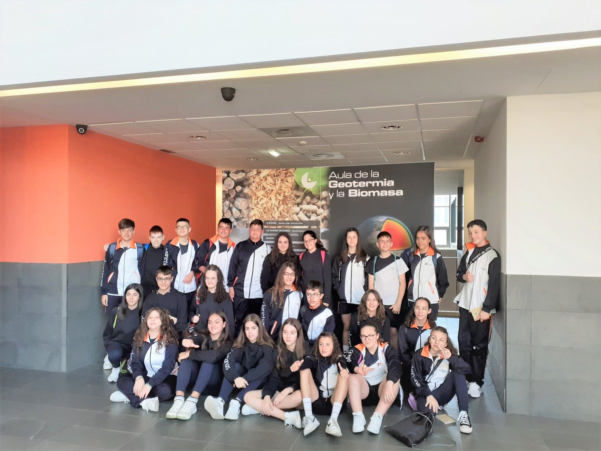 CatedraHunosa's tweet photo. 👉Así de entusiasmados estaban en el Aula de la #Geotermia los alumnos de 2º y 3º ESO del Colegio Claretianas Laviana el pasado viernes, descubriendo todos los secretos de las Energías Renovables y de la red de calor de Mieres 📷 🏙️ https://t.co/eqc0BMIkiA