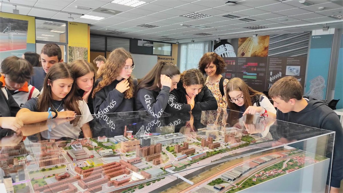 CatedraHunosa's tweet photo. 👉Así de entusiasmados estaban en el Aula de la #Geotermia los alumnos de 2º y 3º ESO del Colegio Claretianas Laviana el pasado viernes, descubriendo todos los secretos de las Energías Renovables y de la red de calor de Mieres 📷 🏙️ https://t.co/eqc0BMIkiA