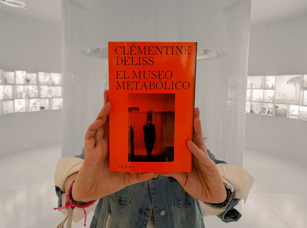 letnomuseu's tweet image. #EtnoBiblioRecomana📚
〰️  El museo metabólico 〰️ de Clémentine Deliss, en @CanicheE

Pràctica curatorial,  antropologia crítica, transformació... un poc de sacseig museològic per a començar bé el dia ❗️

#NovetatsEtnobiblio #PrescripcióLectora