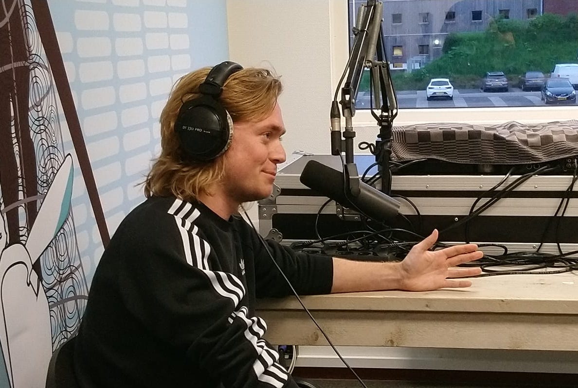 Niels van der Wielen, gitarist van Orange Skyline was te gast in Perestrojka. Afgelopen november verscheen hun 2e album en 18 juni staan ze op Pinkpop. @annejantoonstra sprak o.a. met 'm over de lastige periode die ze doormaakten en over de nieuwe plaat. 
glasnostici.nl/2023/05/09/per…