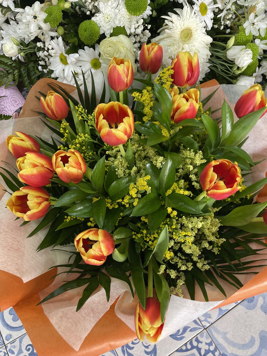 florquimia's tweet photo. RAMOS 💐🧡

📍C/ Derechos humanos,14
📞919474721
📞641323118

⏰ L-D DE 9:00 a 21:00

#ramos #centros #tulipanes #coronas #flores #flor #plantas #rosas #margaritas #Madrid #M30 https://t.co/XhXd1Gc2qx