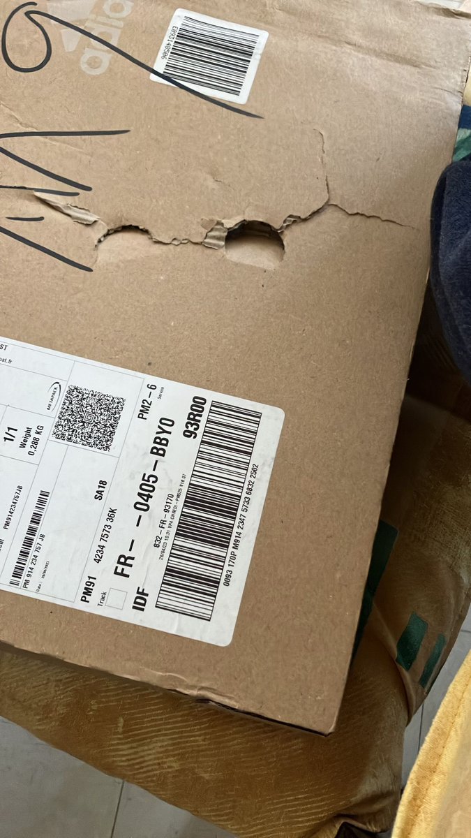 uridesm's tweet photo. Cerise sur le gâteau, le premier colis était ouvert… heureusement qu’une casquette pour enfant n’était pas assez interessante… je pense qu’il est temps de faire quelque chose sur le secteur Bagnolet. @ChronopostSAV @adidasFR @dgccrf https://t.co/7ApLRFrqaP