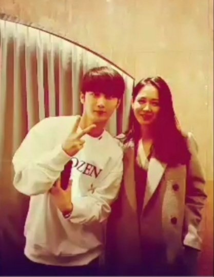 yejintangerine's tweet photo. Yejin during The Rampant's VIP Premiere (with a YouTuber) 😍

#SonYeJin #손예진 https://t.co/6E0rrsLrl8